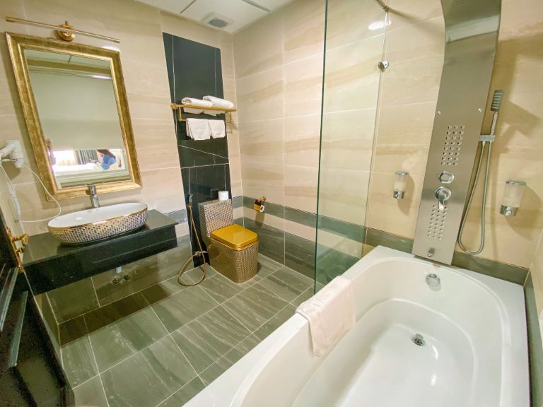 Hạng phòng Triple room sở hữu phòng tắm lắp đặt các trang thiết bị hiện đại điều khiển tự động, thiết bị phòng tắm còn được dát vàng đồng cùng chi tiết hoa văn độc lạ (nguồn: booking.com)