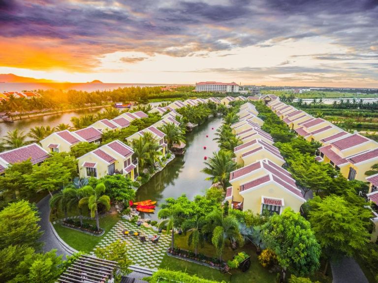 KOI Resort and Spa Hội An hiện lên như một ốc đảo bên dòng sông Đế Võng thơ mộng, hữu tình. (nguồn: booking.com)