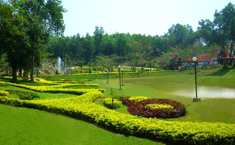 Madagui Resort sở hữu một khuôn viên xanh mướt được ôm ấp bởi dòng sông Đạ Huoai. 