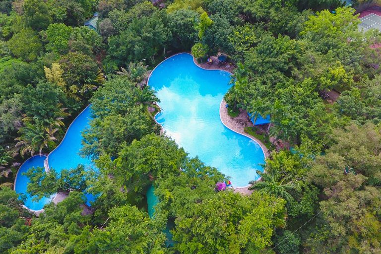Madagui Resort sở hữu hồ bơi 3 tầng với thiết kế mới lạ bao quanh bởi rừng cây. 
