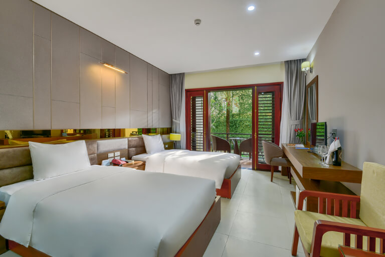 Deluxe Twin Garden View là hạng phòng có 2 giường đơn tiện dụng với view nhìn ra khu vườn nhiều cây cối, thích hợp cho các du khách yêu thiên nhiên xanh