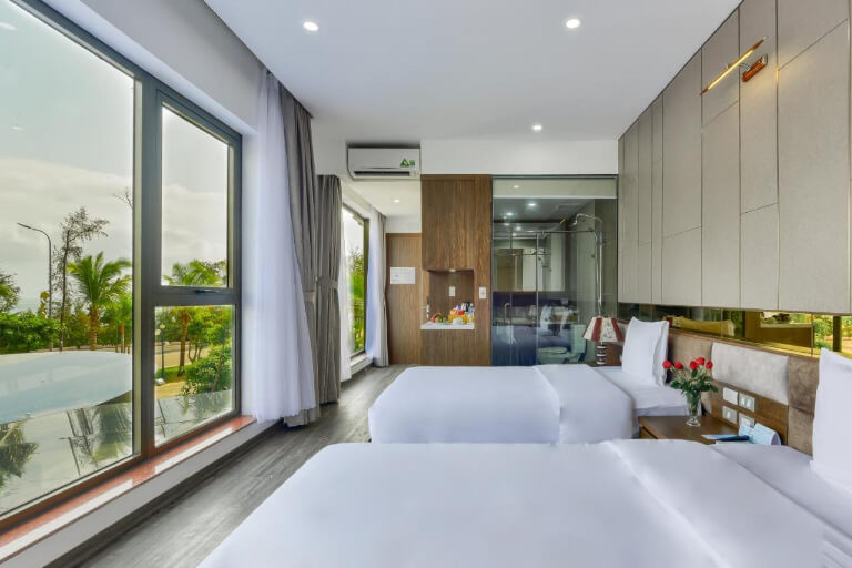 Deluxe Twin Sea View có diện tích 32 mét vuông với một mặt tiền toàn kính nhìn thẳng ra bãi biển Nhật Lệ xinh đẹp. 