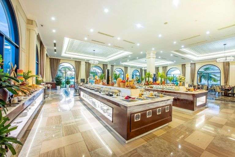 Không gian nhà hàng tại Melia Vinpearl Cửa Sót được thiết kế mở, đem đến không gian thoáng mát, thư giãn. (nguồn: facebook.com)