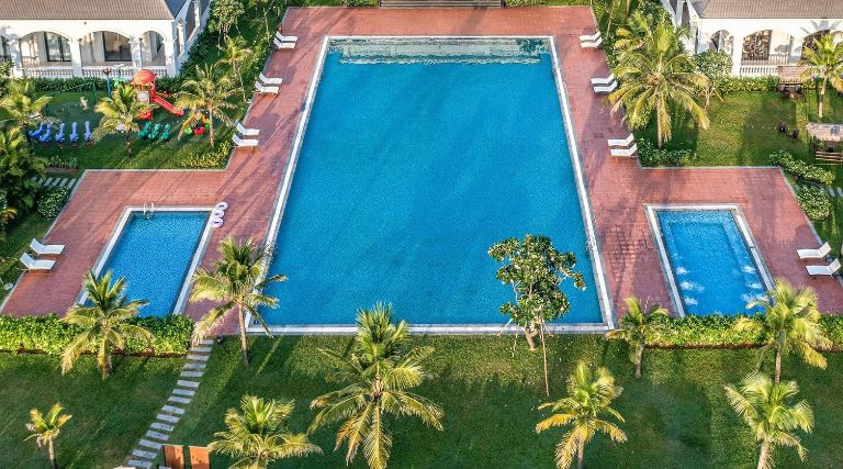 Melia Vinpearl Cửa Sót sở hữu một bể bơi rộng 700 mét vuông cùng bể bơi cho trẻ rất tiện lợi. (nguồn: facebook.com)