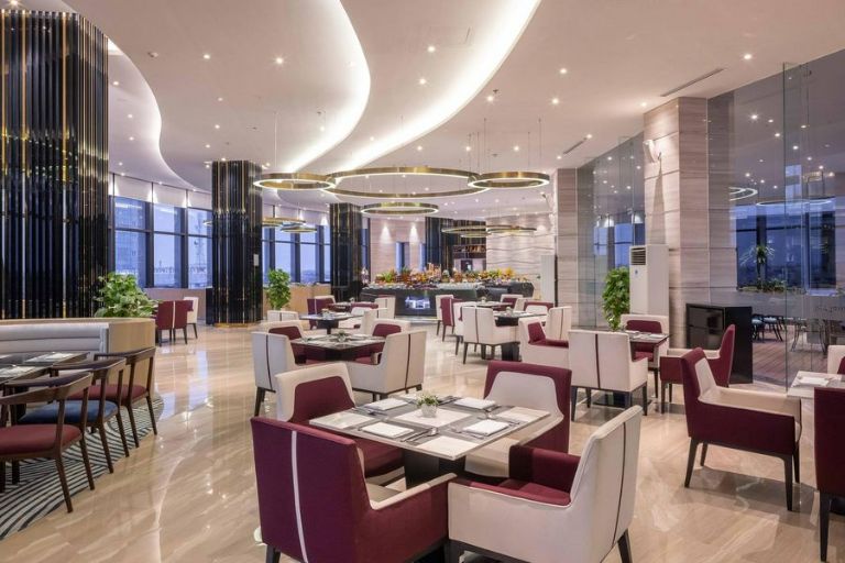 Không gian nhà hàng Rumba được trang hoàng vô cùng hiện đại, sang trọng với nét tươi sáng, thoáng đãng đem đến không khí thư giãn. (nguồn: booking.com)