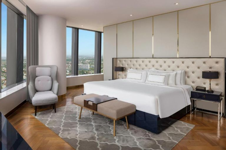 Hạng phòng Suite có một phòng ngủ với view bao quát khung cảnh thành phố rộng lớn, rất phù hợp cho các cặp đôi hoặc gia đình nhỏ. (nguồn: booking.com)
