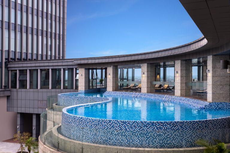 Bể bơi tràn viền được tích hợp với pool bar sẽ đem đến cho du khách trải nghiệm ngâm mình thư giãn ngắm cảnh thành phố rất đặc biệt. (nguồn: agoda.com)