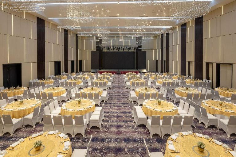 Grand Ballroom có diện tích lên đến 770m2 có thể chứa đến 720 người cùng một lúc chuyên dùng để phục vụ tiệc cưới hay tiệc công ty. (nguồn: facebook.com)