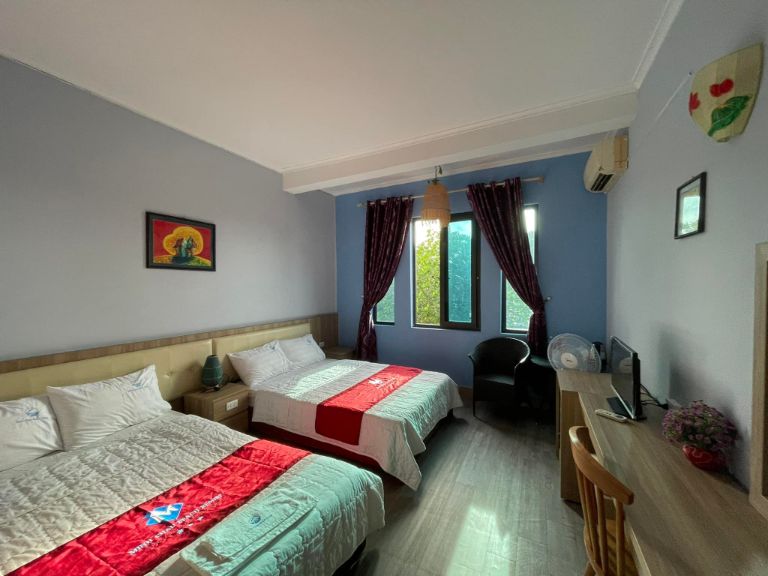 Phòng 4 người tại Minh Chau Beach Resort được trang bị hai giường đôi kích thước rộng rãi, đảm bảo du khách có một trải nghiệm nghỉ dưỡng thật thoải mái khi lưu trú tại đây.