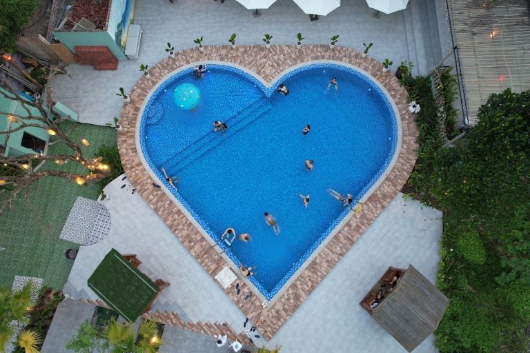 Bể bơi ngoài trời được thiết kế theo hình trái tim vô cùng độc đáo.