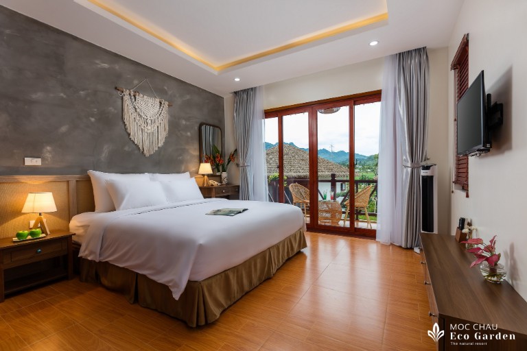 Bungalow hướng vườn là hạng phòng tiêu chuẩn tại Mộc Châu Eco Garden Resort, sở hữu diện tích khoảng 25 mét vuông, trang bị giường kingsize rộng lớn.