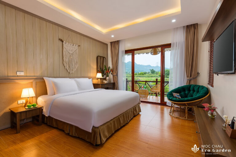 Bungalow cao cấp ven suối là hạng phòng cao cấp tại Mộc Châu Eco Garden Resort, được trang bị một giường đôi size king có nệm êm cao cấp thoải mái.