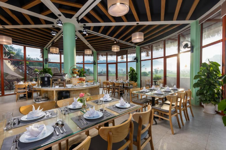 Nhà hàng tại Mộc Châu Eco Garden Resort nằm tại tầng 2 tòa nhà điều hành của resort, được thiết kế toàn bộ là cửa kính theo hình vòng cung khiến không gian tràn ngập ánh sáng. 