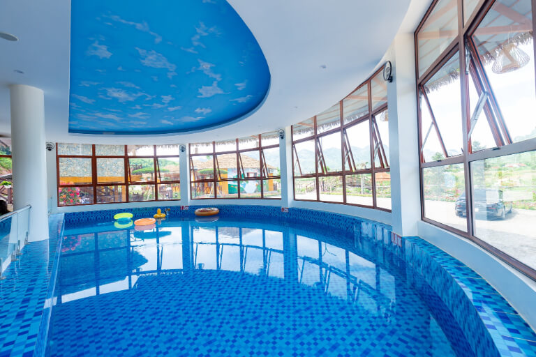 Bể bơi tại Mộc Châu Eco Garden Resort là bể bơi bốn mùa được xây dựng trong nhà và được thiết kế theo hình vòng cung rộng rãi, chia làm 2 khu vực người lớn và trẻ em.