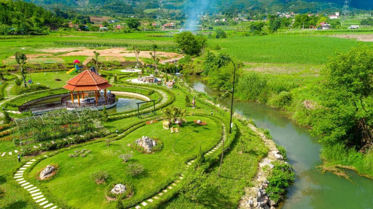 Khu vườn sinh thái tại Mộc Châu Eco Garden Resort có diện tích lên tới 5000 mét vuống, là tổ hợp giải trí và thư giãn bao gồm khu vui chơi và đồi thông rộng lớn.