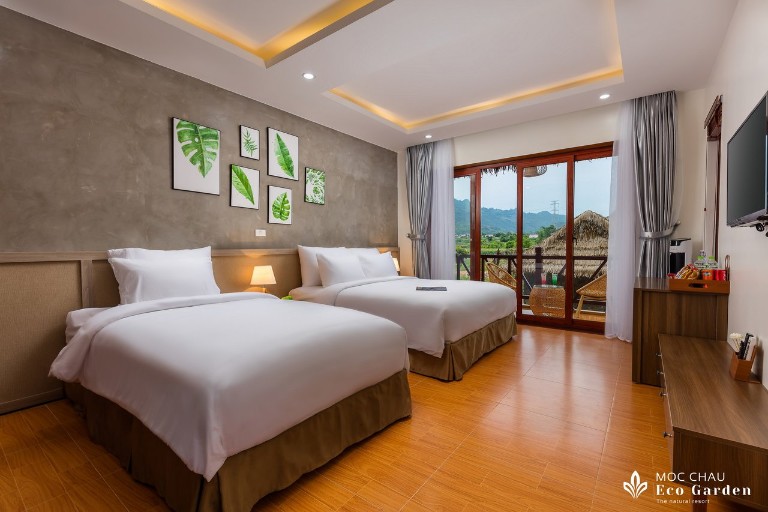 Phòng có diện tích 28 mét vuông, được bố trí 1 giường đôi 1m8x2m và 1 giường đơn 1m6x2m, căn phòng còn sở hữu tầm nhìn ngoại cảnh vô cùng đẹp với núi đồi hùng vĩ.