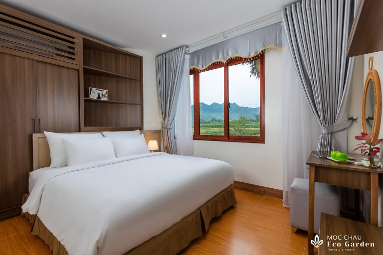 Bungalow cao cấp 2 phòng ngủ sở hữu diện tích 58 mét vuông, được bố trí làm 3 không gian rộng lớn là 2 phòng ngủ và phòng khách với view nhìn ra khung cảnh núi đồi và những con suối thơ mộng của Mộc Châu.