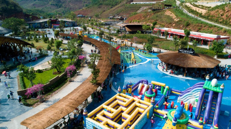 Mộc Châu Island Mountain Park & Resort được biết là nơi có một tổ hợp các dịch vụ vui chơi giải trí với các trò chơi mạo hiểm cho đến khu vui chơi trẻ em. 