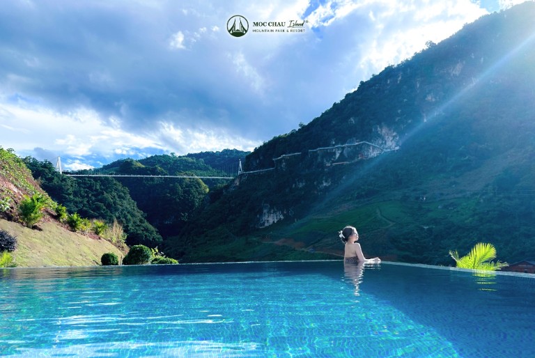 Bể bơi tại Mộc Châu Island Mountain Park & Resort là bể bơi vô cực đầu tiên tại Mộc Châu, có thiết kế rộng lớn với view nhìn thẳng ra núi đồi Mộc Châu vô cùng đẹp.