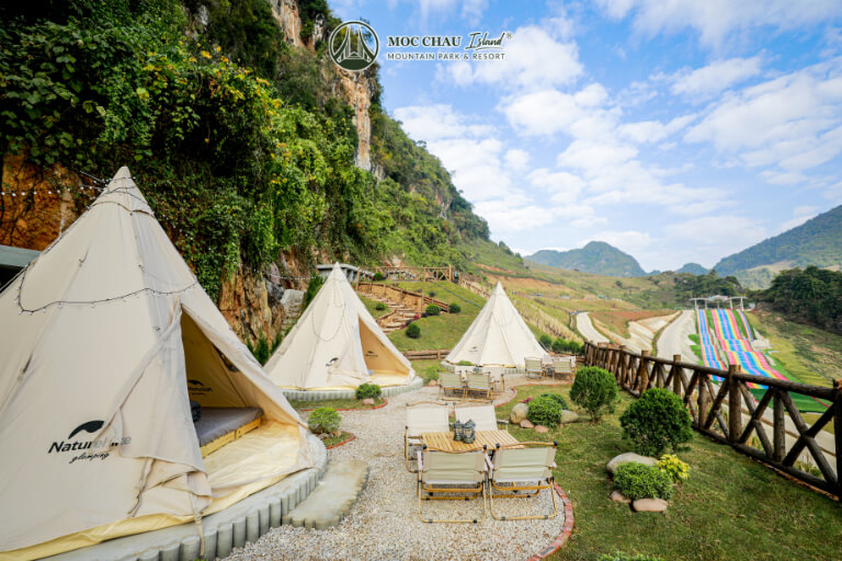 Lune Camping là địa điểm cắm trại hot hit và nằm trên một thảo nguyên rộng lớn, có view núi rừng Mộc Châu vô cùng đẹp. 