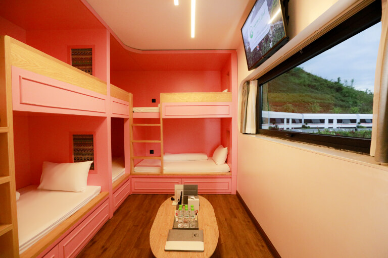 Hạng phòng Roomette được trang bị 3 giường tầng với sức chứa cho 6 người lớn phù hợp cho các nhóm bạn thân và phòng có thiết kế hiện đại với công năng sử dụng đơn giản. 