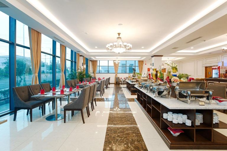 Nhà hàng ẩm thực An Hải mang tới một không gian ăn uống rộng rãi, sang trọng với những bộ bàn ghế lịch sự (nguồn: booking.com)