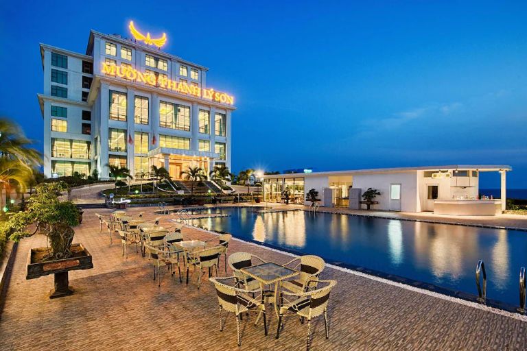 Bể bơi tọa lạc tại ngay mặt tiền của khu nghỉ dưỡng, có tầm nhìn hướng ra biển Lý Sơn thơ mộng. (nguồn: agoda.com)