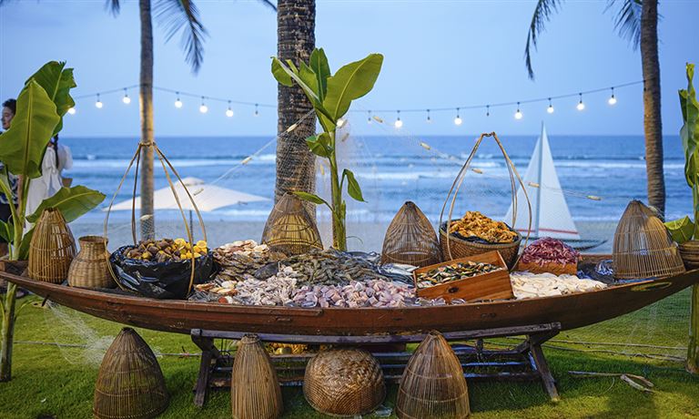 Du khách sẽ có cơ hội thưởng thức các bữa tiệc nướng hấp dẫn từ khắp nơi trên thế giới và tiệc nướng hải sản Việt Nam. 