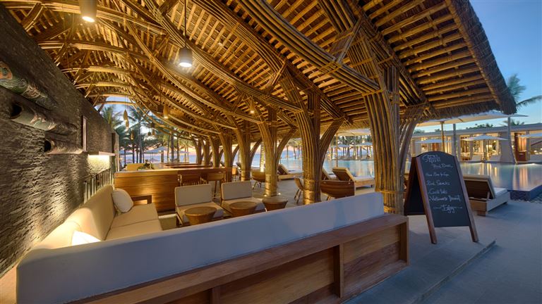 Naman Retreat Đà Nẵng đem tới Sitini Pool Bar sở hữu không gian trò chuyện, ngắm cảnh tuyệt vời bên hồ bơi. 