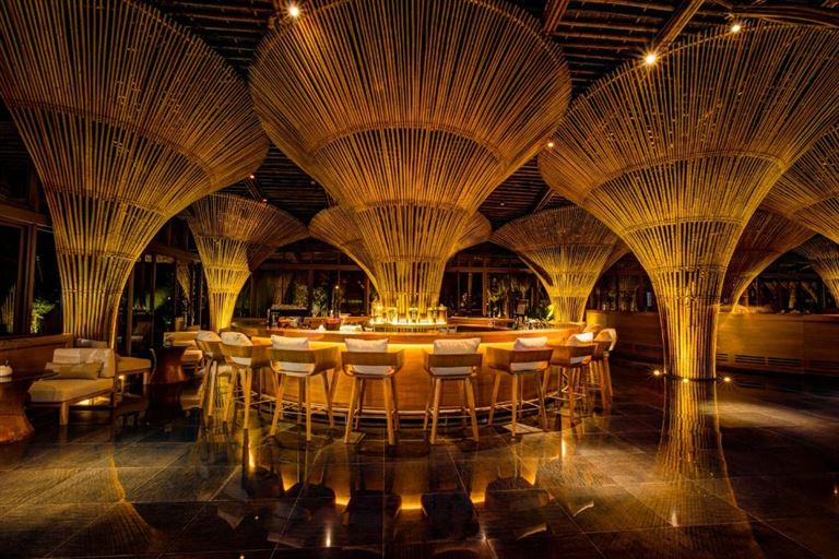 Nhà hàng Hayhay gây ấn tượng với kiến trúc tre độc đáo và các món ăn truyền thống Việt Nam thơm ngon. 