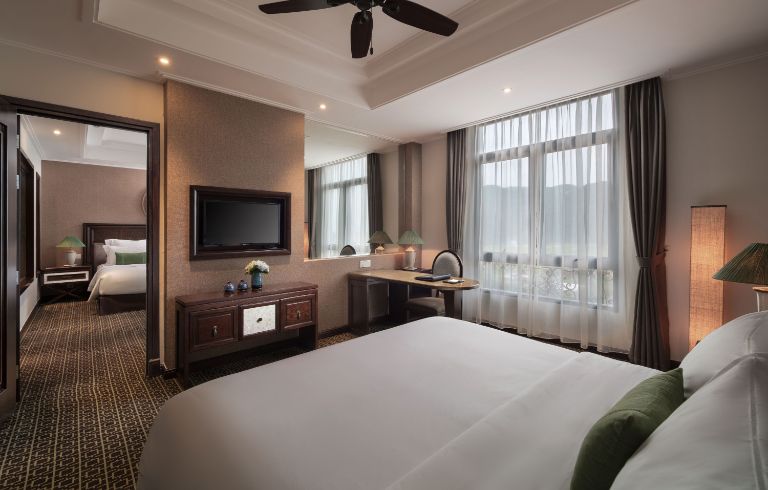 Không gian phòng Extensive Family của Ninh Bình Hidden Charm Hotel & Resort được thiết kế linh hoạt với 2 phòng ngủ để đáp ứng các nhu cầu của gia đình.