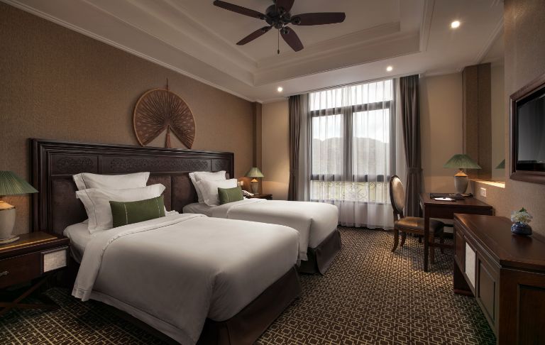 Phòng SUPERIOR tại Ninh Bình Hidden Charm Hotel & Resort mang đến một trải nghiệm nghỉ dưỡng tinh tế và sang trọng. 