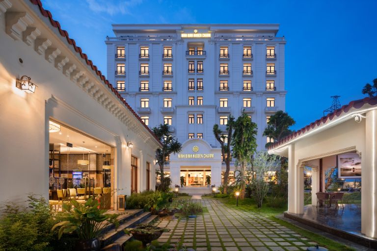 Song song với sự kế thừa văn hóa truyền thống, Ninh Bình Hidden Charm Hotel & Resort cũng mang đến hơi thở của kiến trúc đương đại. 