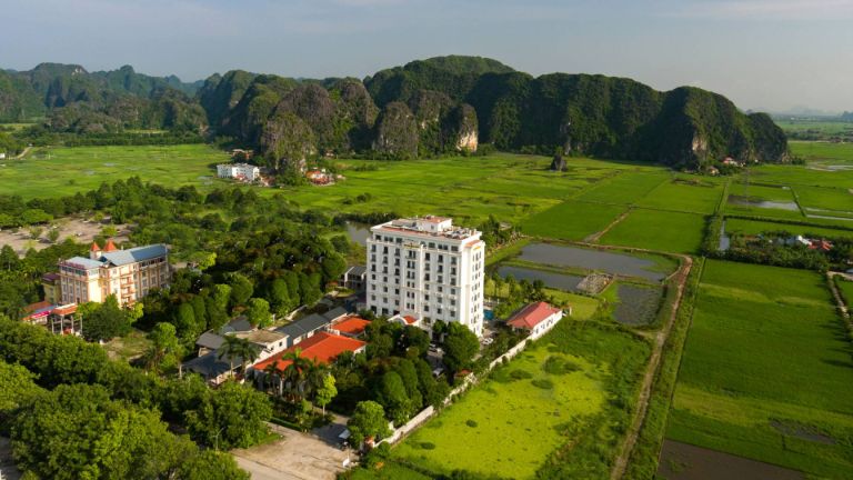 Ninh Bình Hidden Charm Hotel & Resort - địa chỉ nghỉ dưỡng sang trọng, đẳng cấp nằm giữa núi rừng xanh. 