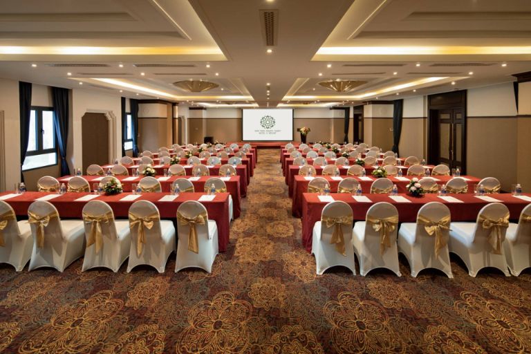 Phòng hội nghị của Ninh Bình Hidden Charm Hotel & Resort có thiết kế sang trọng, với hệ thống đèn led âm trần trải dài hoành tráng. 