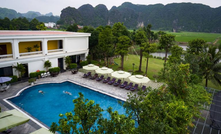 Tiện nghi bể bơi ngoài trời được cả các em nhỏ và người lớn vô cùng ưa thích khi đến nghỉ dưỡng tại Ninh Bình Hidden Charm Hotel & Resort. 