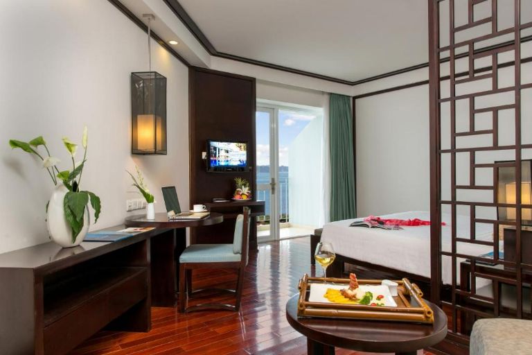 Executive Bay View được thiết kế theo phong cách Indochine cổ điển với nội thất gỗ cao cấp màu nâu cánh gián. (Nguồn: Booking.com)