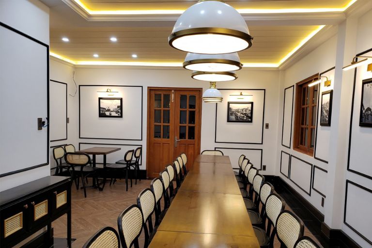Không gian nhà hàng Omirita được thiết kế rất hiện đại, sang trọng với các gam màu trắng, nâu gỗ, đen. (nguồn: booking.com)