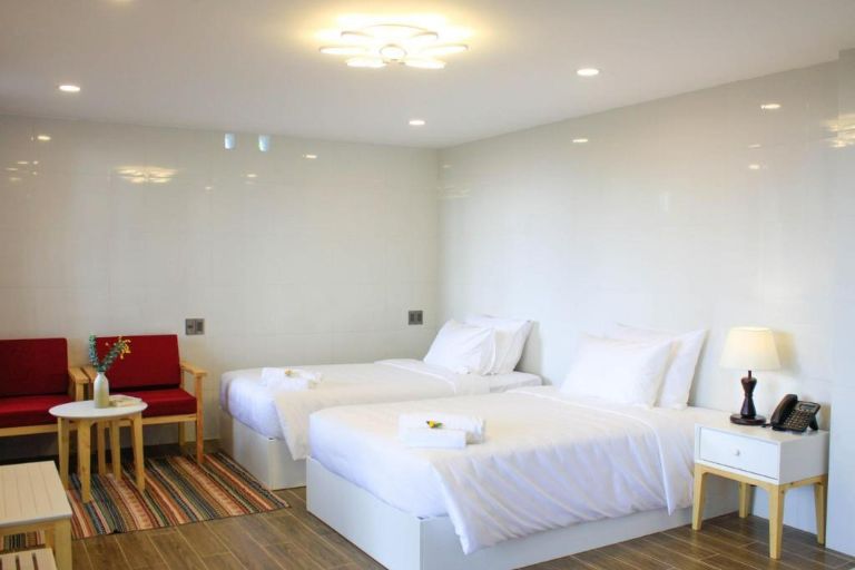 Superior Room có một không gian hiện đại, tươi sáng với màu sơn trắng chủ đạo. (nguồn: booking.com)