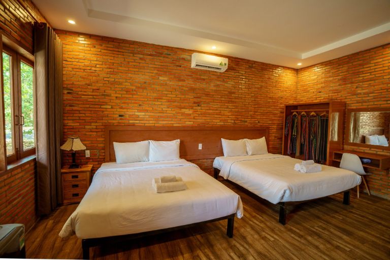 Phòng Deluxe tại Orchard Home Resort Nam Cát Tiên là một sự kết hợp tinh tế giữa sự thoải mái hiện đại và vẻ đẹp tự nhiên. 