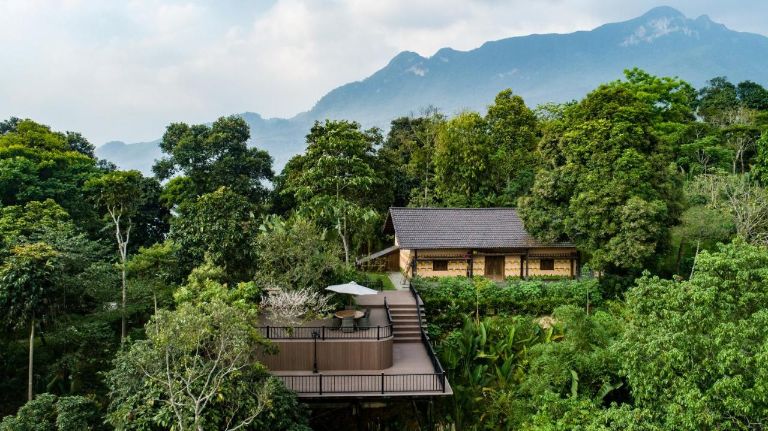 P'apiu Resort Hà Giang sở hữu những căn biệt thự toạ lạc trên đỉnh đồi, bao quanh là rừng núi thiên nhiên trong lành (nguồn: booking.com)
