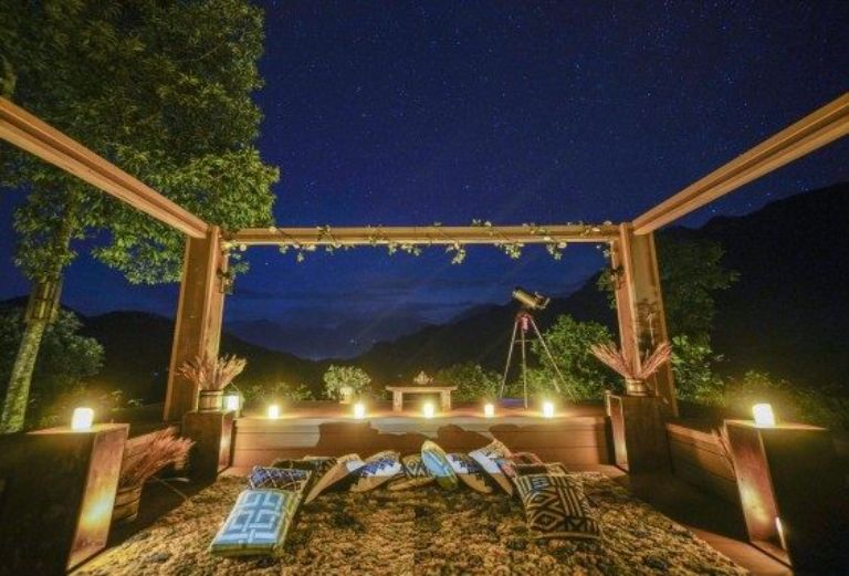 Trải nghiệm ngủ ngoài trời với trăng sao trên đỉnh Yolo Mount là hoạt động thú vị chỉ có duy nhất tại resort này (nguồn: booking.com)