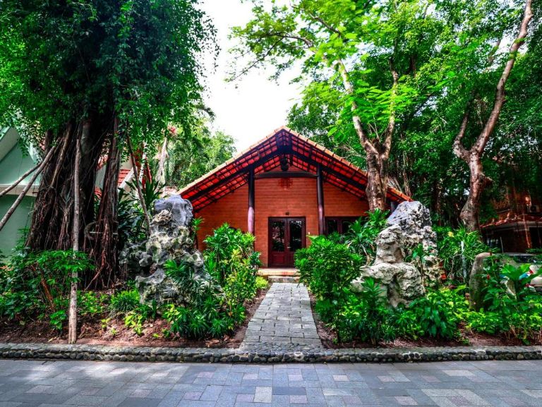 Phuong Nam President là hạng phòng đẳng cấp nhất của resort và được đặt trong 1 căn bungalow biệt lập đi kèm với khu vườn cổ thụ tươi tốt. (Nguồn: Internet)