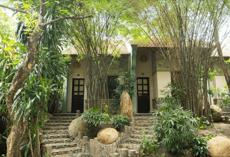 Signature Double Room có thiết kế ngoại thất là căn nhà song lập với xung quanh trang trí tiểu cảnh vườn cây xanh mát. (Nguồn: Booking.com)