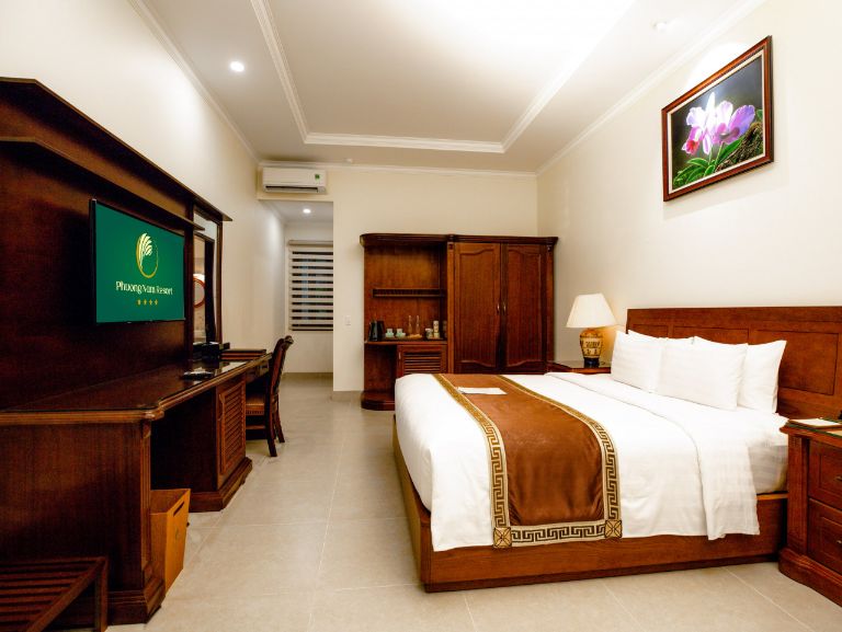 Phuong Nam Suite thuộc phân khúc cao cấp của resort và mang đến không gian lưu trú cổ điển, sang trọng, đẳng cấp. (Nguồn: Booking.com)