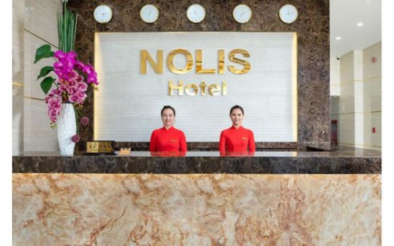 Lễ tân tại Nolis luôn sẵn sàng phục vụ du khách. (Nguồn: Booking.com) 
