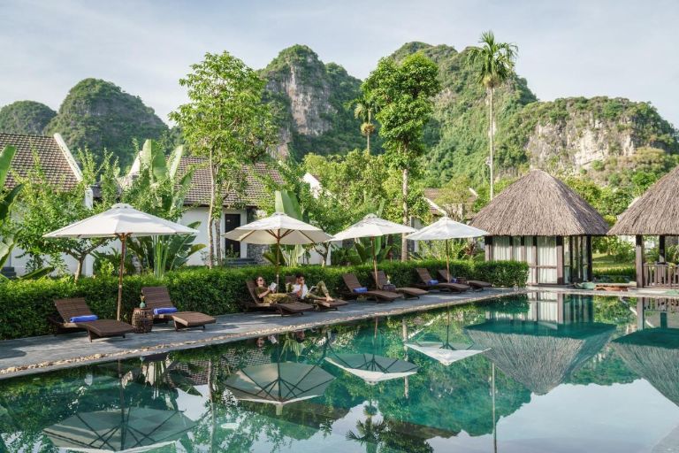 Resort 5 sao Ninh Bình này sở hữu một bể bơi vô cực ngoài trời với góc check in siêu đỉnh. 