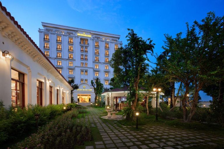 Ninh Bình Hidden Charm Hotel & Resort tự hào có sự kết hợp tinh tế giữa không gian xanh mướt, vườn hoa tươi tắn, và các tiện ích hiện đại đáp ứng mọi nhu cầu của du khách. 