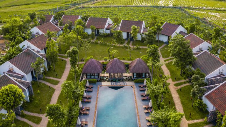 Aravinda Resort Ninh Bình nằm giữa vùng đất Ninh Bình hùng vĩ, mang đến cho bạn một trải nghiệm nghỉ dưỡng độc đáo.
