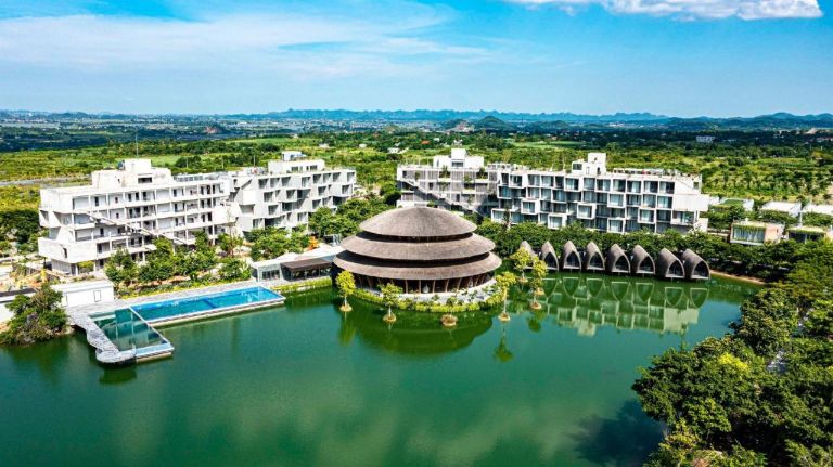 Nằm trong lòng mảnh đất Ninh Bình thơ mộng, Vedana Resort nâng tầm trải nghiệm nghỉ dưỡng với đẳng cấp 5 sao. 